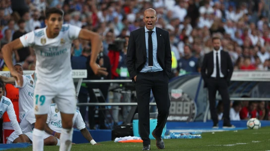 Zidane formula observaciones a Achraf en un saque de banda Zidane formula observaciones a Achraf en un saque de banda