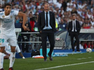 Zidane formula observaciones a Achraf en un saque de banda Zidane formula observaciones a Achraf en un saque de banda