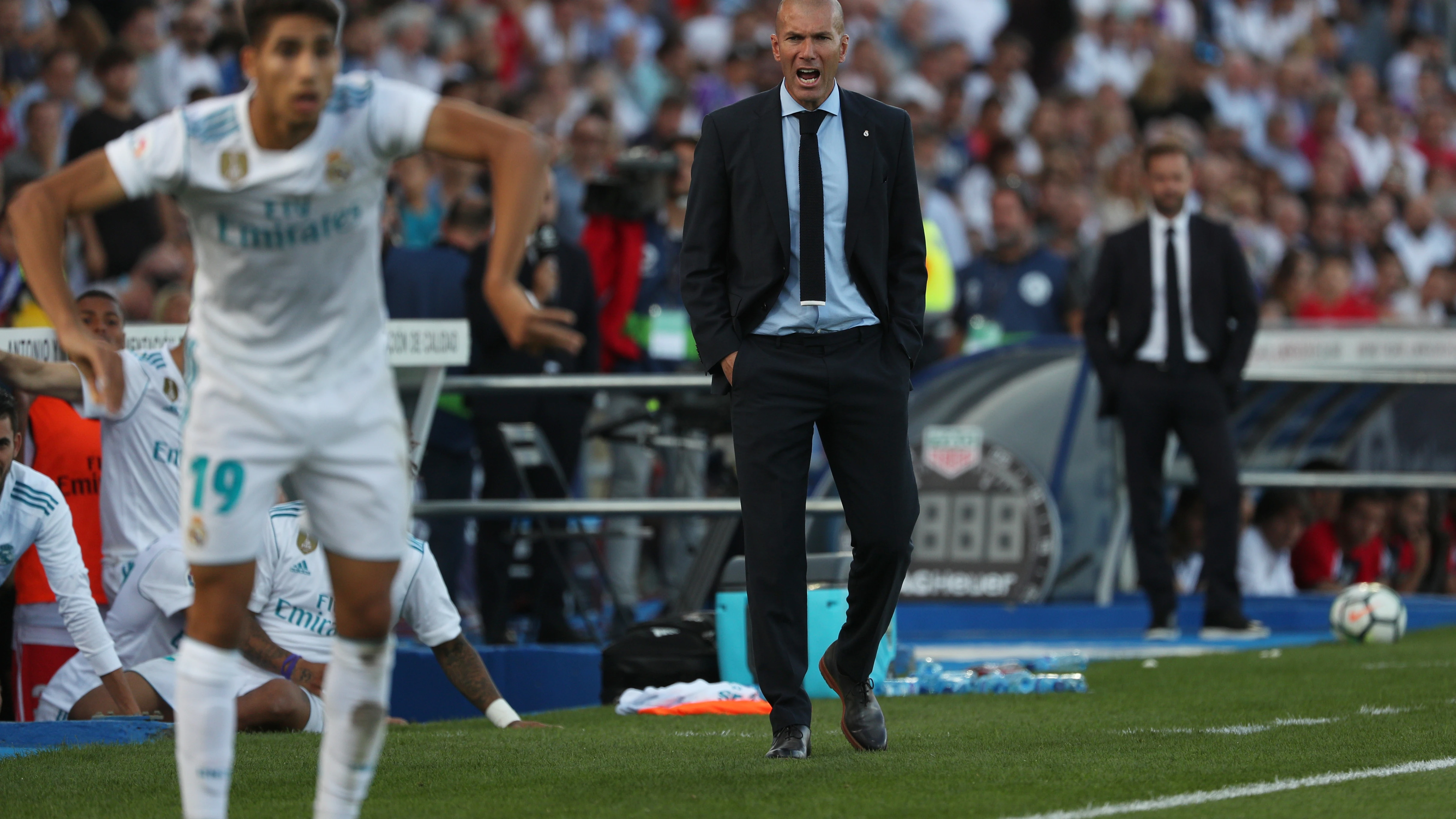 Zidane formula observaciones a Achraf en un saque de banda