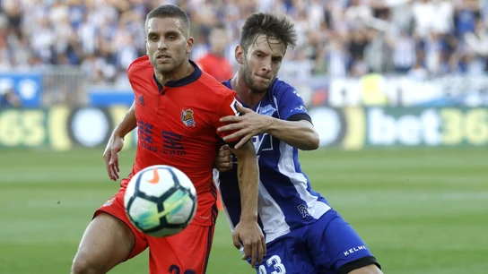 Kevin Rodrigues pelea un balón contra el jugador del Alavés Álvaro Medrán Kevin Rodrigues pelea un balón contra el jugador del Alavés Álvaro Medrán