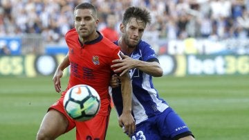 Kevin Rodrigues pelea un balón contra el jugador del Alavés Álvaro Medrán