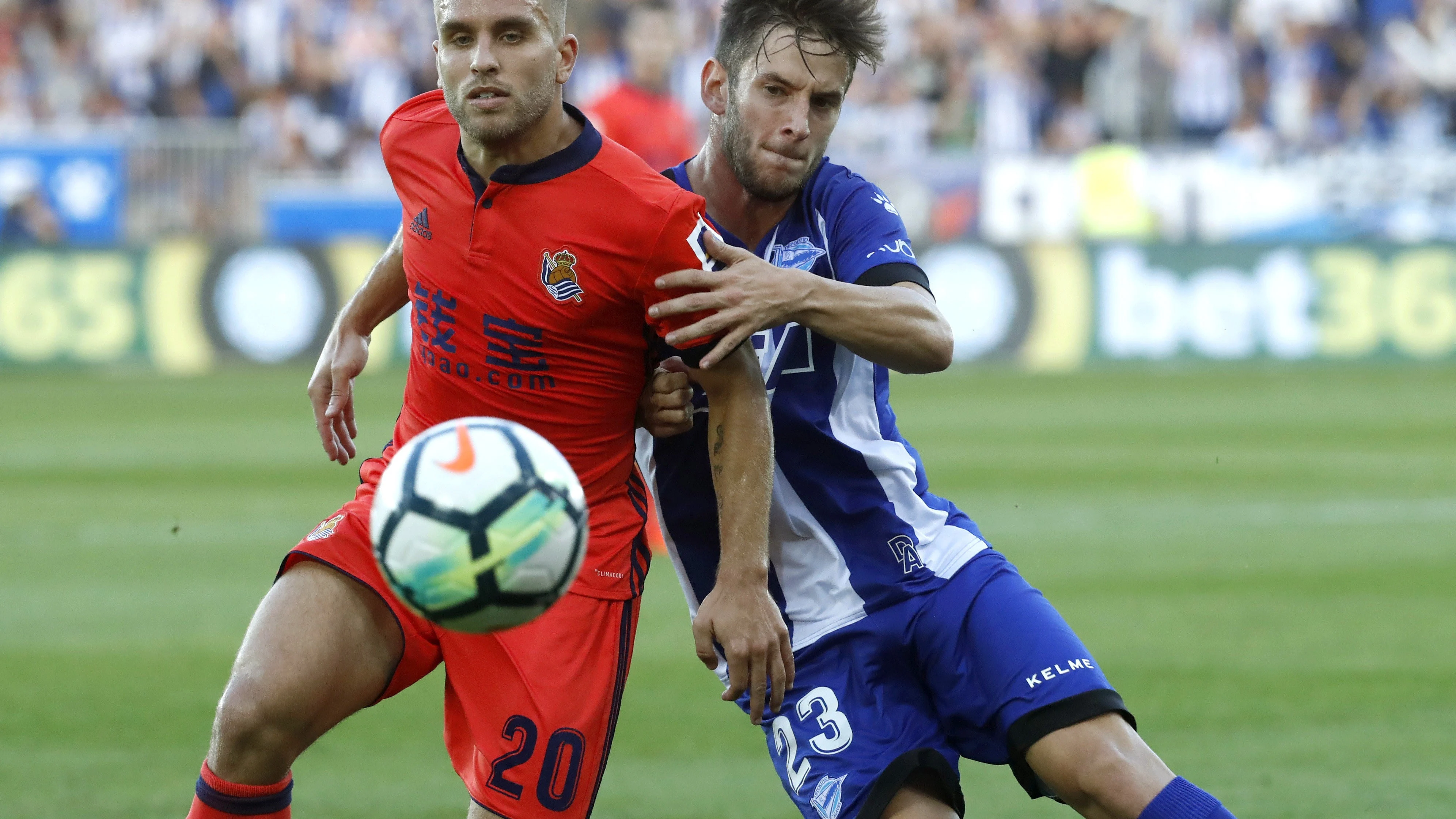 Kevin Rodrigues pelea un balón contra el jugador del Alavés Álvaro Medrán