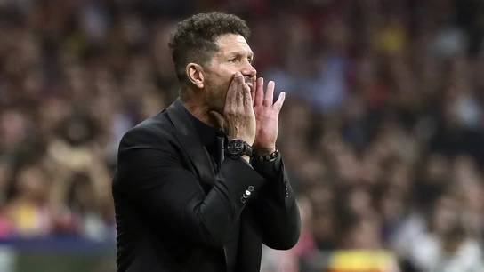 Diego Pablo Simeone da instrucciones a sus jugadores durante el partido contra el Barcelona Diego Pablo Simeone da instrucciones a sus jugadores durante el partido contra el Barcelona