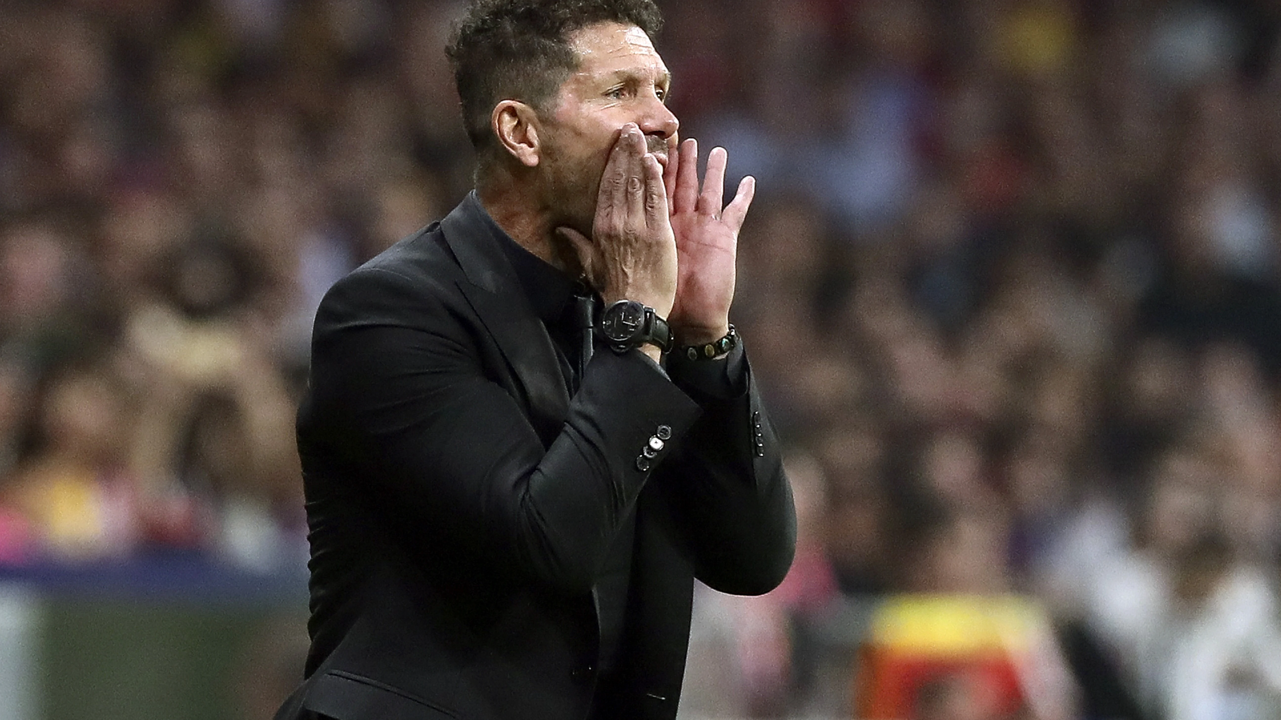 Diego Pablo Simeone da instrucciones a sus jugadores durante el partido contra el Barcelona