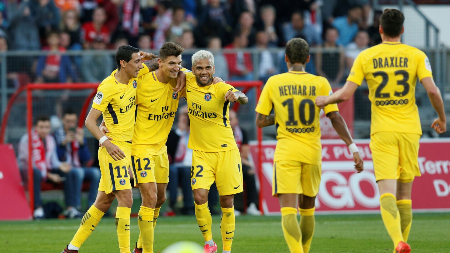 Meunier es abrazado por Di Mar&iacute;a y Dani Alves en la victoria del PSG