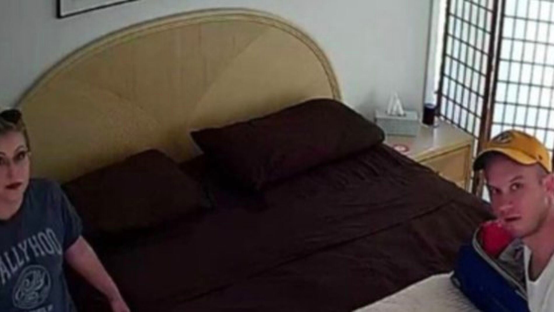 Espiados en sus vacaciones una pareja descubre una cámara oculta en el dormitorio del piso alquilado en Airbnb