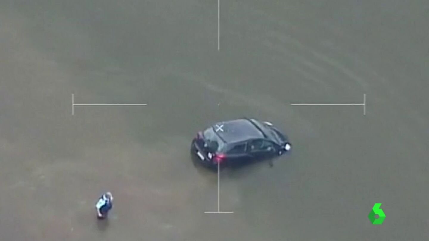 La Polic&iacute;a rescata a una mujer antes de hundir su coche en el agua