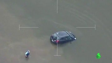 La Policía rescata a una mujer antes de hundir su coche en el agua