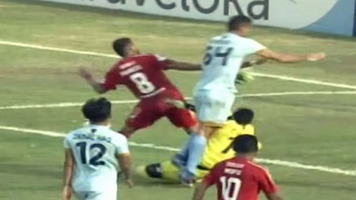 Choque en la liga de Indonesia