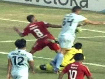 Choque en la liga de Indonesia Choque en la liga de Indonesia
