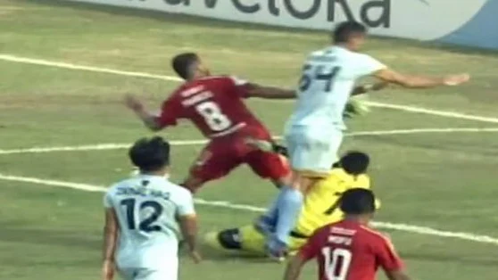 Choque en la liga de Indonesia Choque en la liga de Indonesia