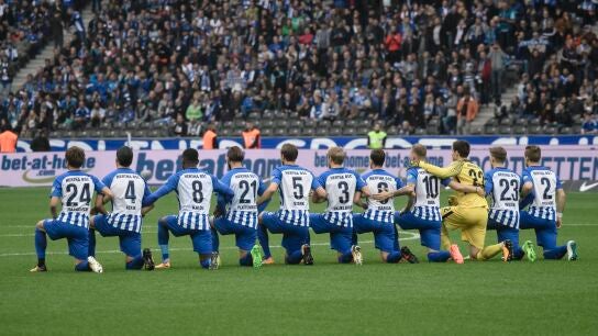 Los jugadores del Hertha se arrodillaron sobre el campo antes del inicio del partido a modo de se&ntilde;al contra el racismo.