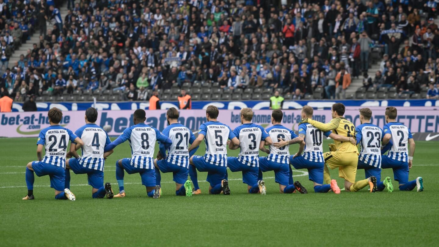 Los jugadores del Hertha se arrodillaron sobre el campo antes del inicio del partido a modo de se&ntilde;al contra el racismo.