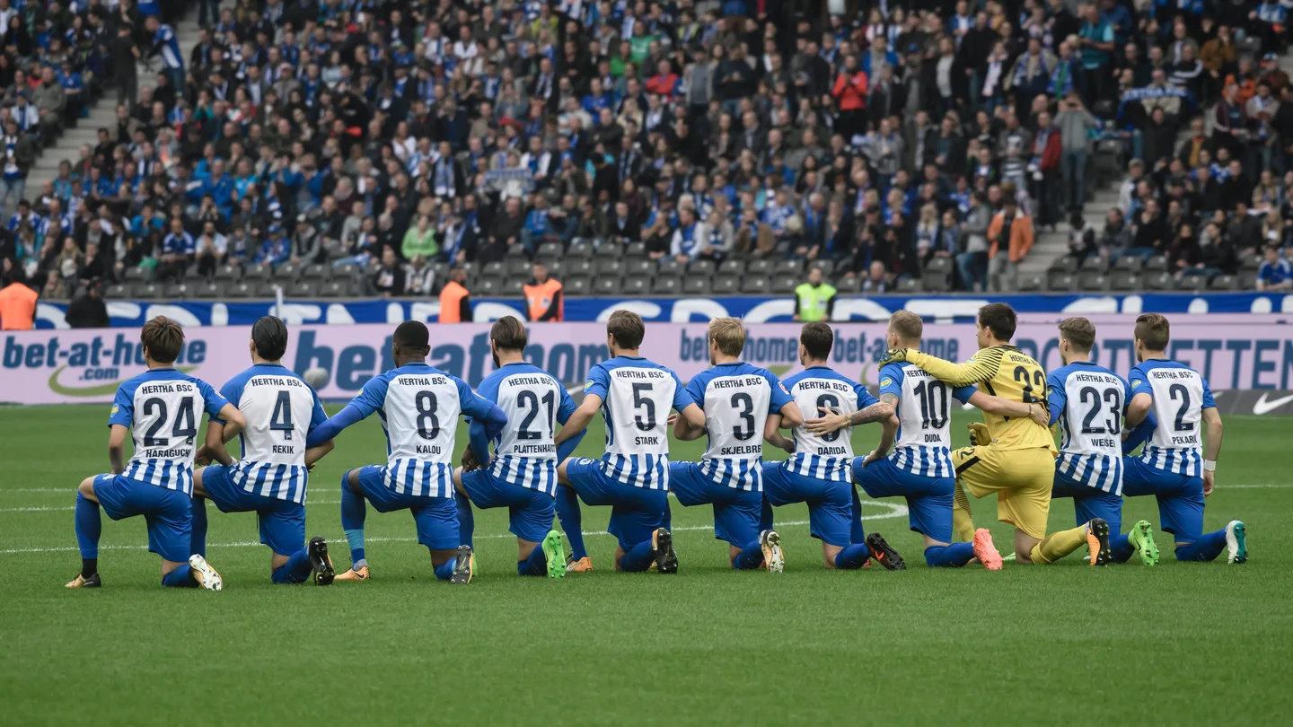 Los jugadores del Hertha se arrodillaron sobre el campo antes del inicio del partido a modo de señal contra el racismo. Los jugadores del Hertha se arrodillaron sobre el campo antes del inicio del partido a modo de señal contra el racismo.