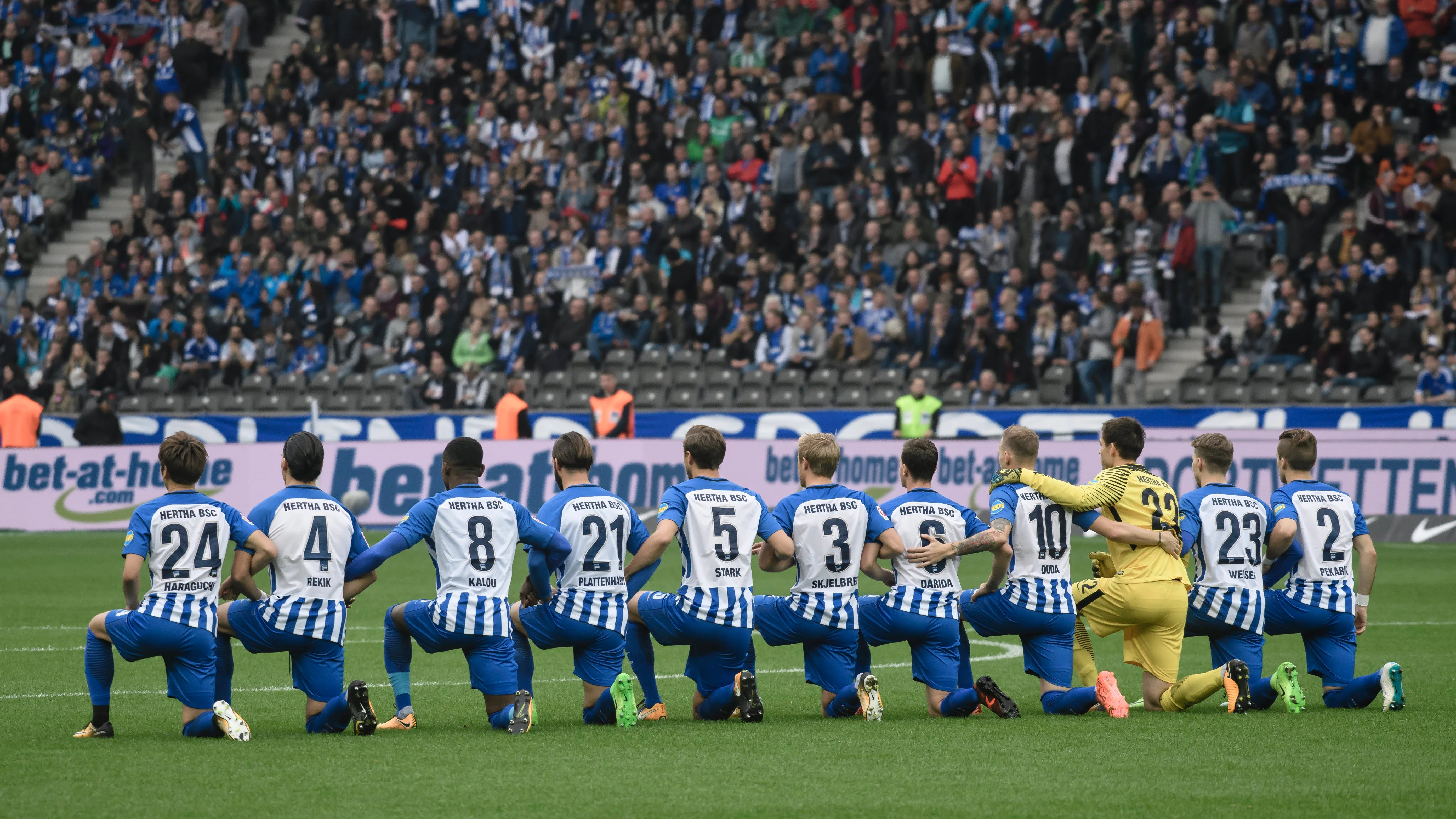 Los jugadores del Hertha se arrodillaron sobre el campo antes del inicio del partido a modo de señal contra el racismo.