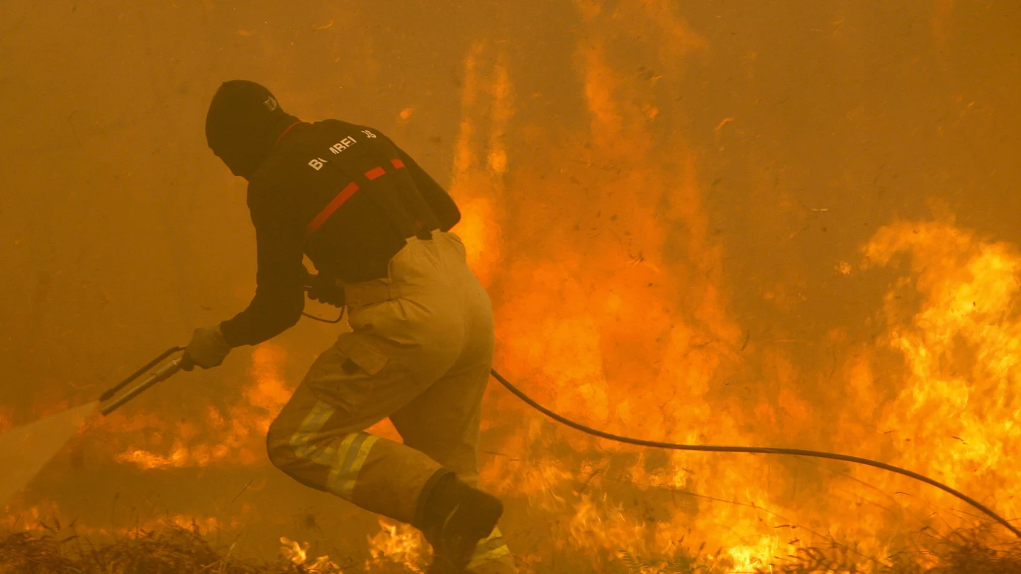 Un operario de los servicios de extinción de incendios trabaja en Vigo Un operario de los servicios de extinción de incendios trabaja en la zona de Zamanes, Vigo