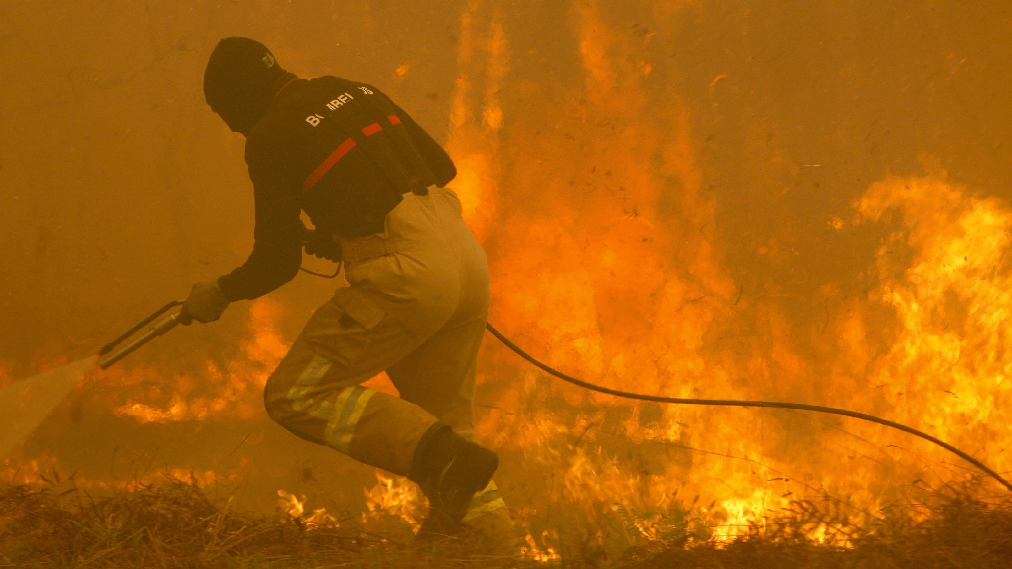  Un operario de los servicios de extinción de incendios trabaja en la zona de Zamanes, Vigo