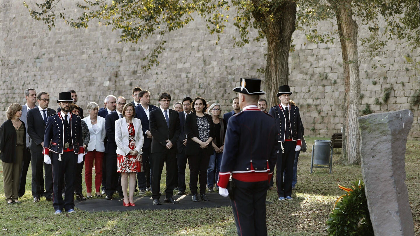 Carles Puigdemont, Ada Colau y Carme Forcadell durante el homenaje al exexpresident Lu&iacute;s Companys