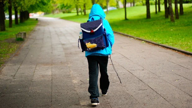 Un niño yendo al colegio