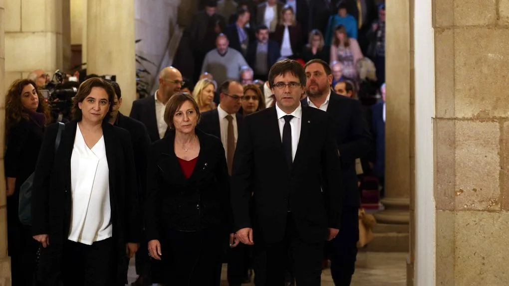 La alcaldesa de Barcelona Ada Colau; la presidenta del Parlament, Carme Forcadell; el presidente de la Generalitat Carles Puigemont; y el vicepresidente del Govern y conseller de Economía Oriol Junqueras