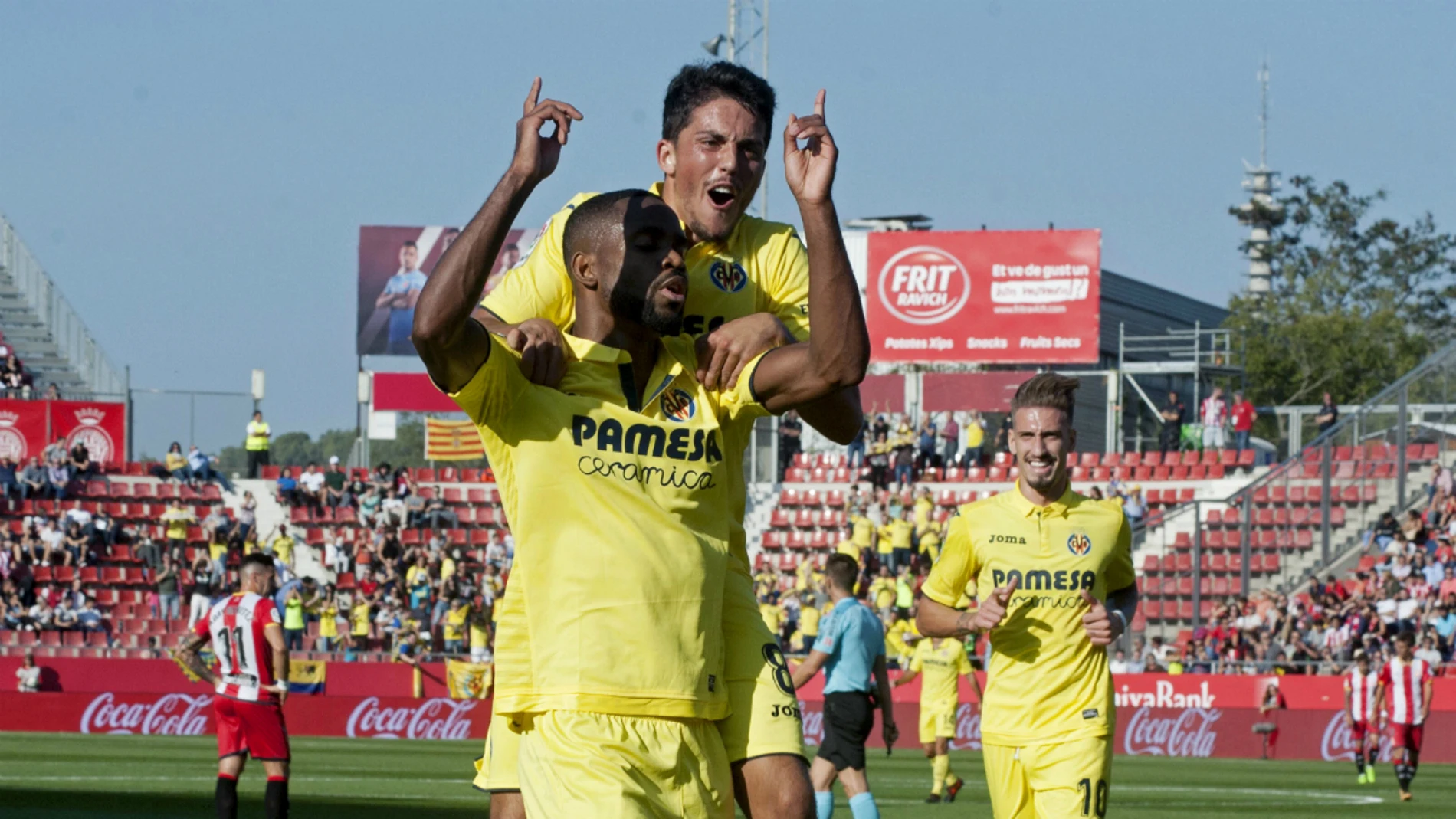 Bakambu celebra un gol con el Villarreal