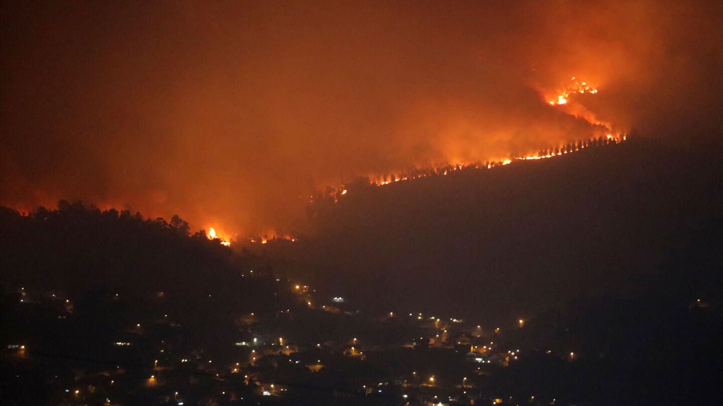 Uno de los treinta incendios forestales que arrasan la comunidad gallega se acerca al municipio de Redondela