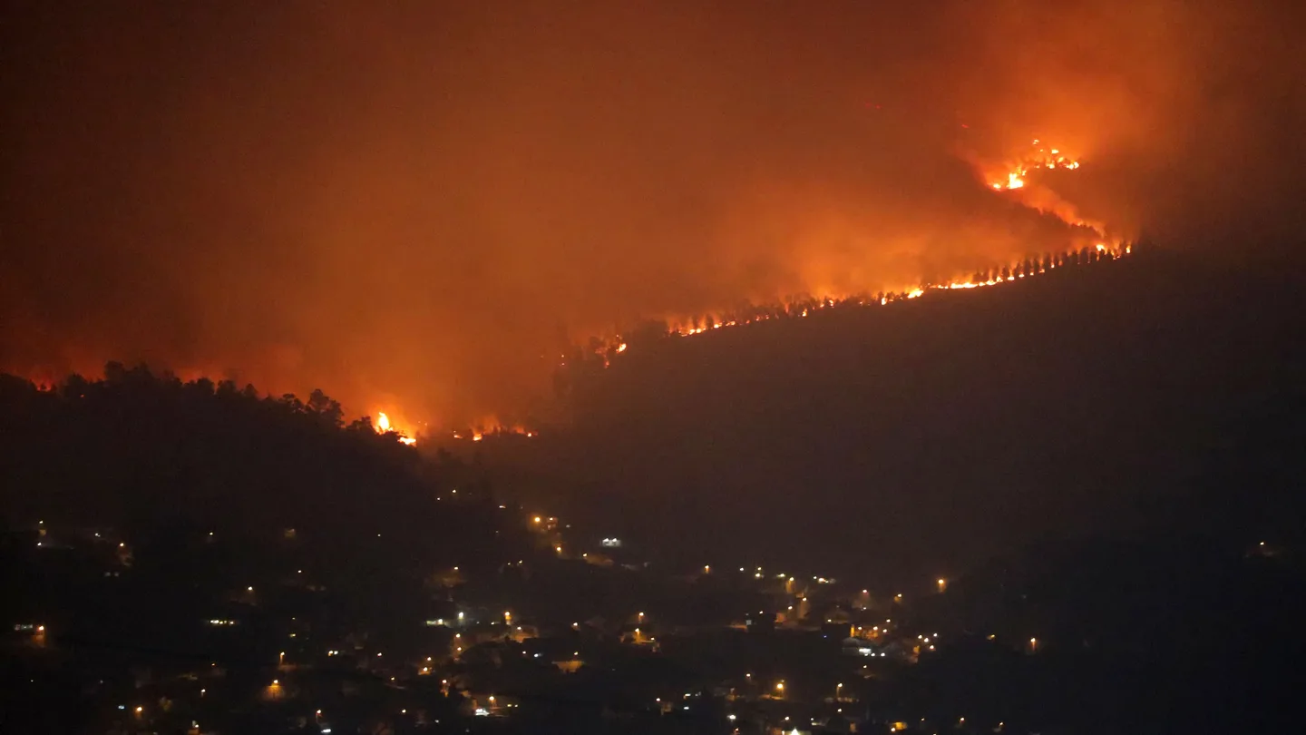 Uno de los treinta incendios forestales que arrasan la comunidad gallega se acerca al municipio de Redondela Uno de los treinta incendios forestales que arrasan la comunidad gallega se acerca al municipio de Redondela
