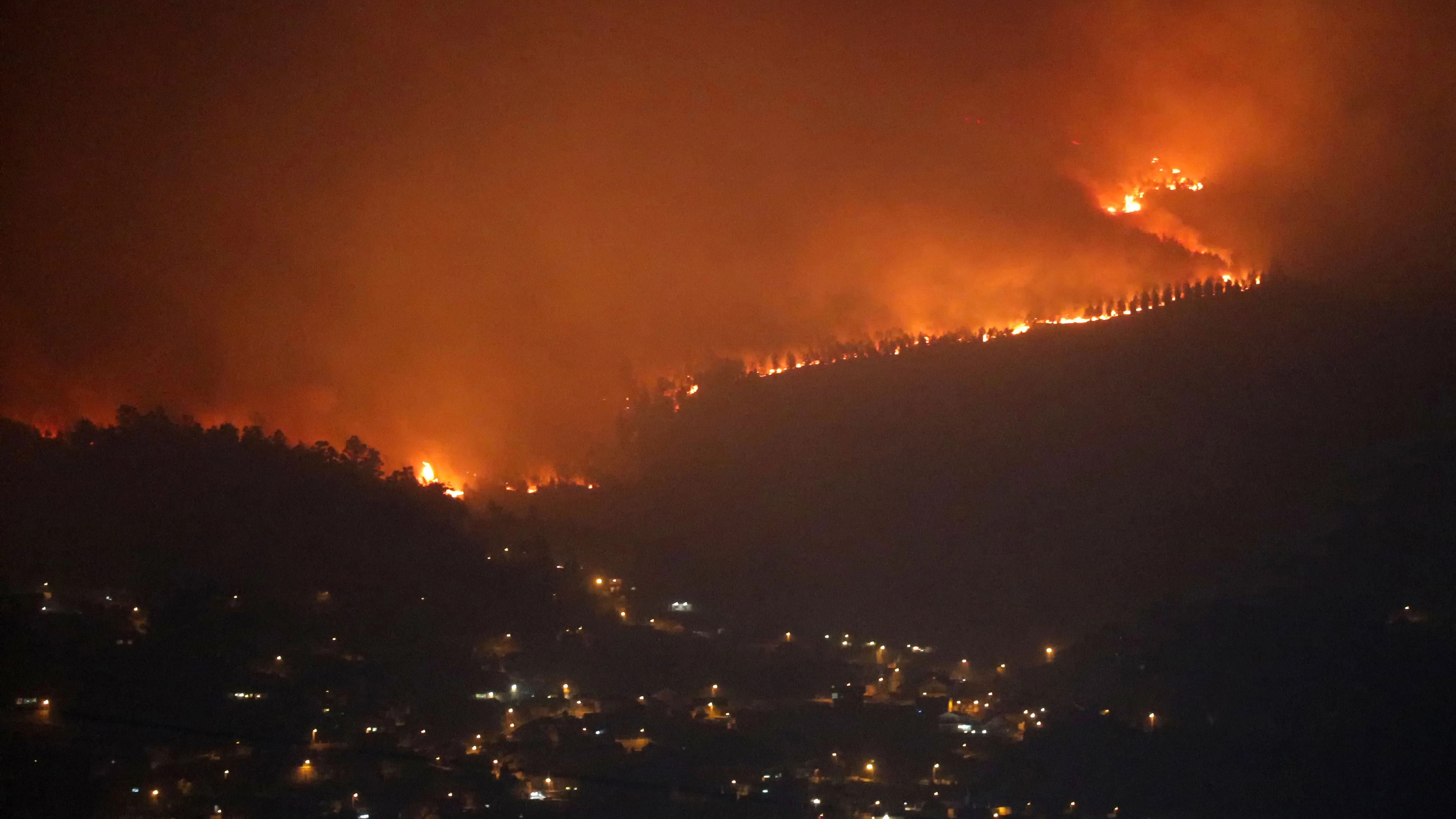 Uno de los treinta incendios forestales que arrasan la comunidad gallega se acerca al municipio de Redondela