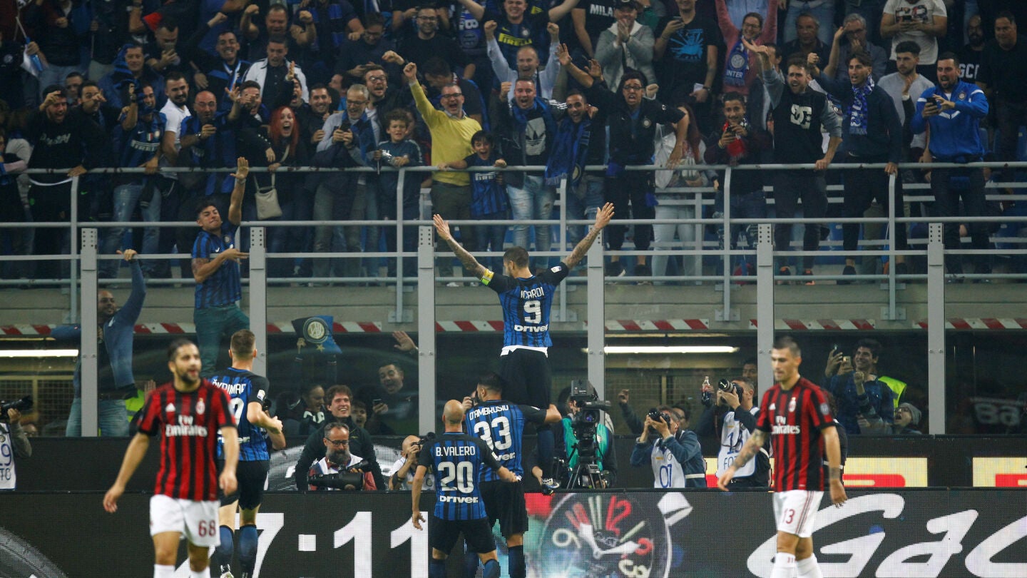 Mauro Icardi celebra con la grada uno de los goles que marc&oacute; al AC Mil&aacute;n