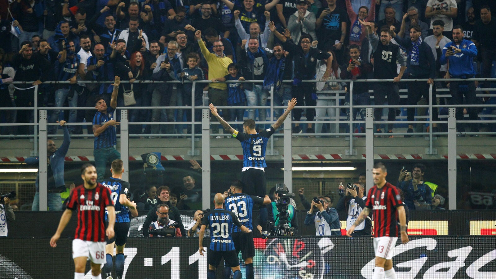 Mauro Icardi celebra con la grada uno de los goles que marc&oacute; al AC Mil&aacute;n