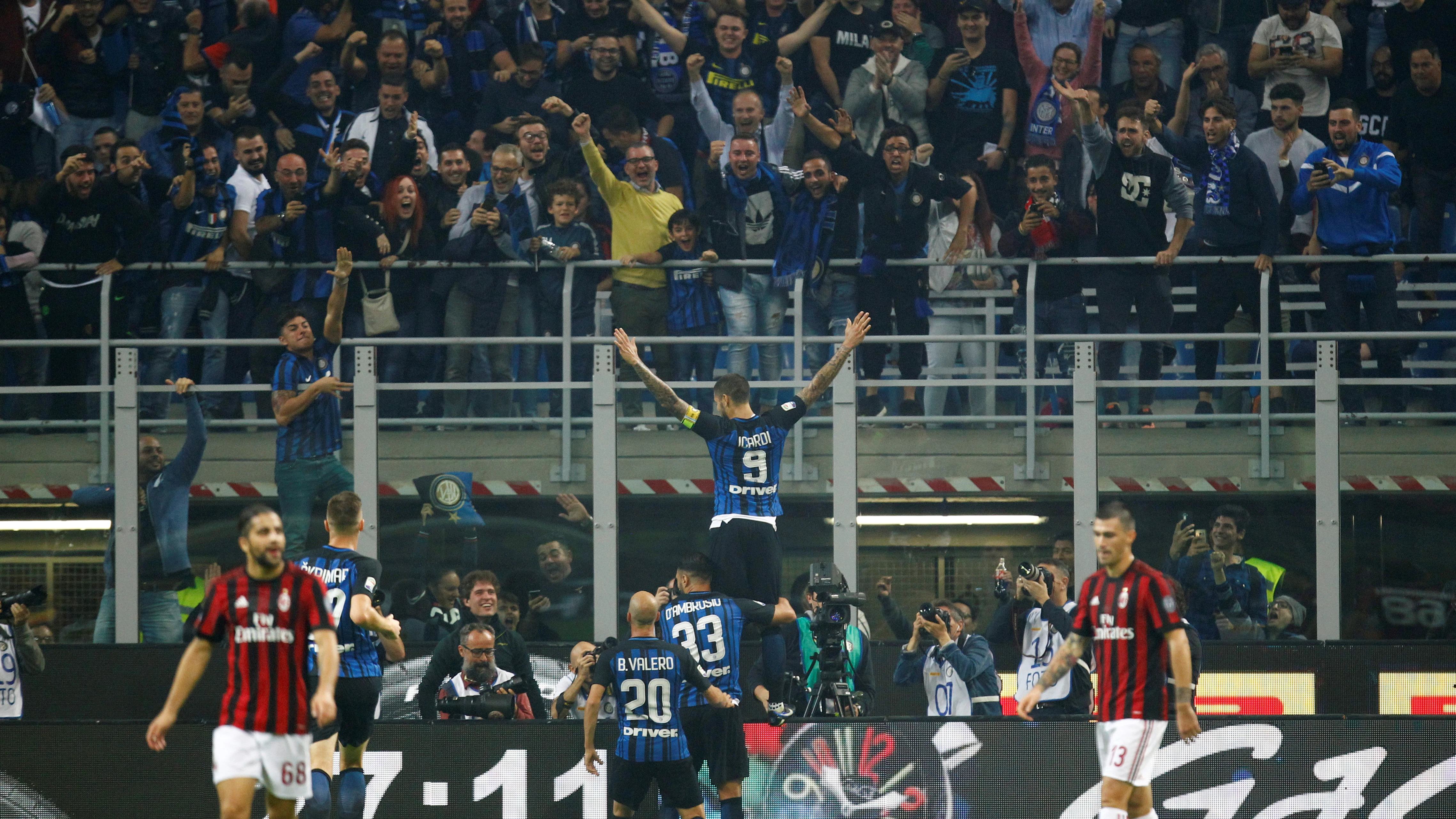 Mauro Icardi celebra con la grada uno de los goles que marcó al AC Milán