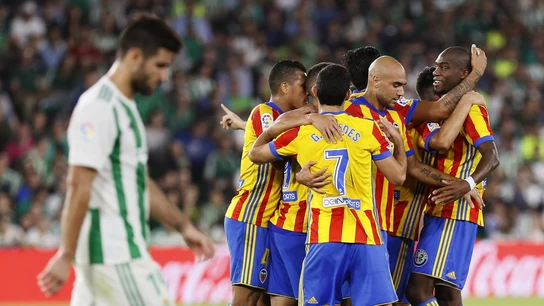 Kondogbia celebra con sus compañeros del Valencia el primer gol ante el Betis Kondogbia celebra con sus compañeros del Valencia el primer gol ante el Betis