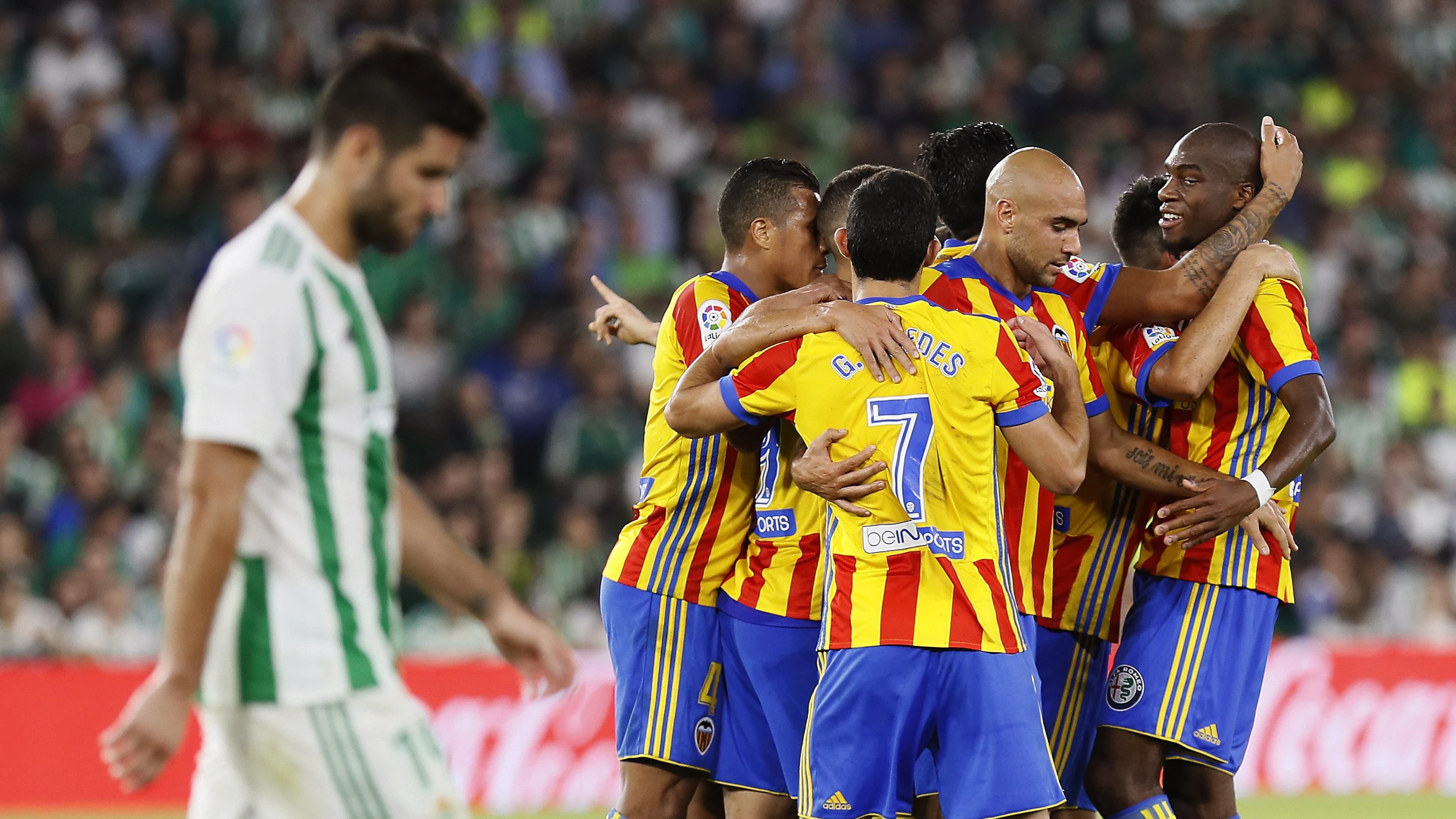 Kondogbia celebra con sus compañeros del Valencia el primer gol ante el Betis