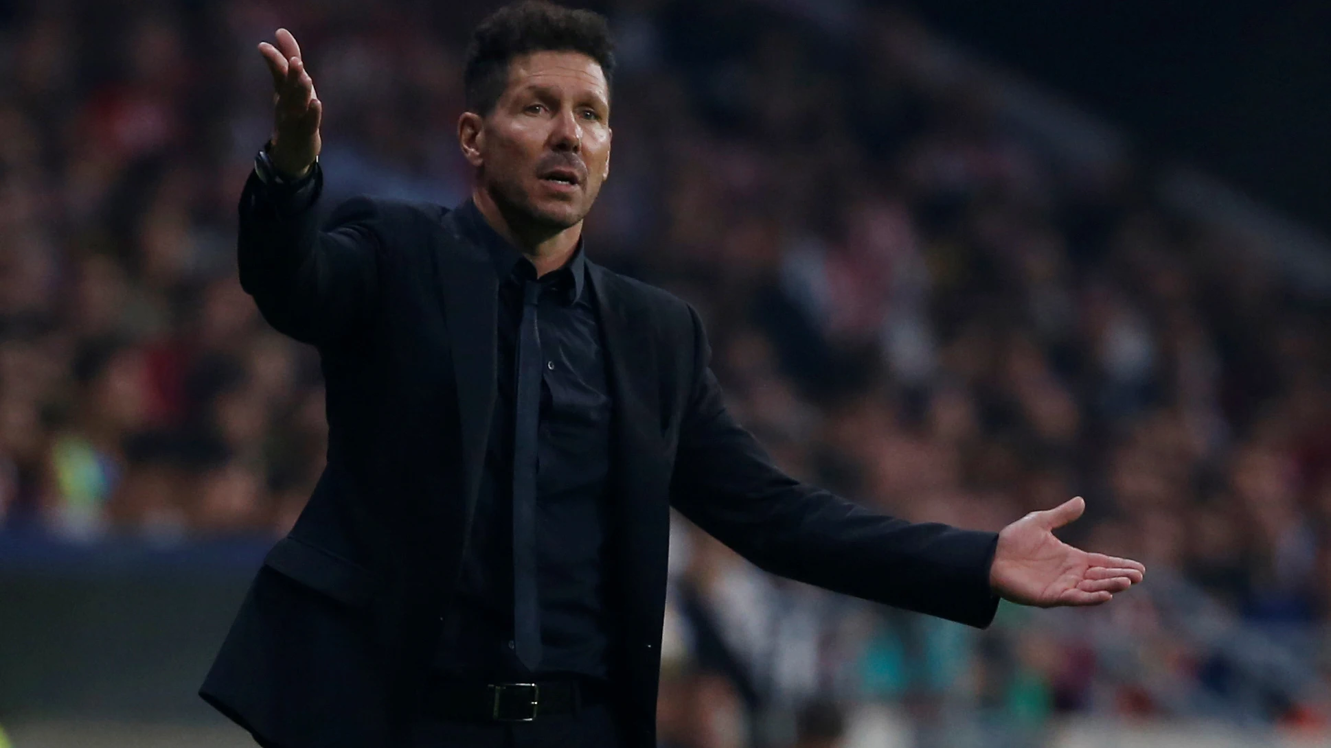 Simeone, con los brazos en alto, observa el desarrollo de juego