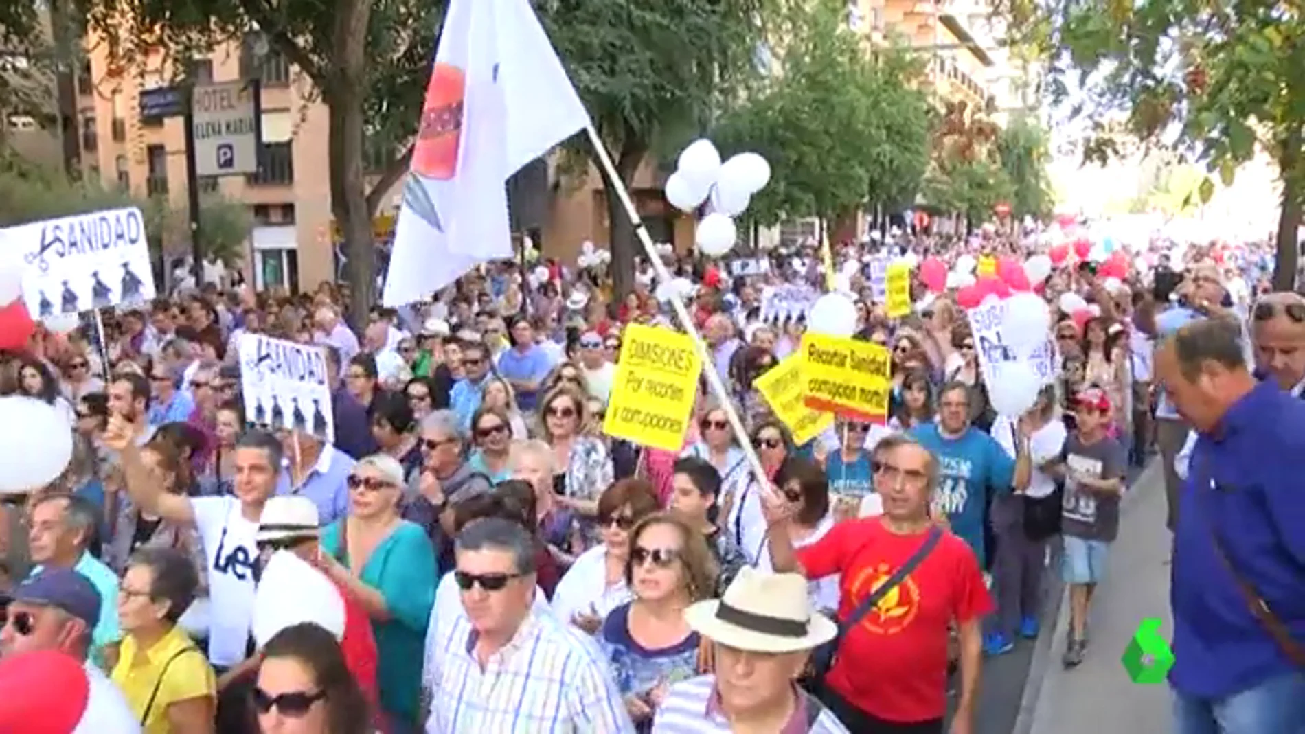 Miles de personas protestan en Granada por una mejor sanidad pública 