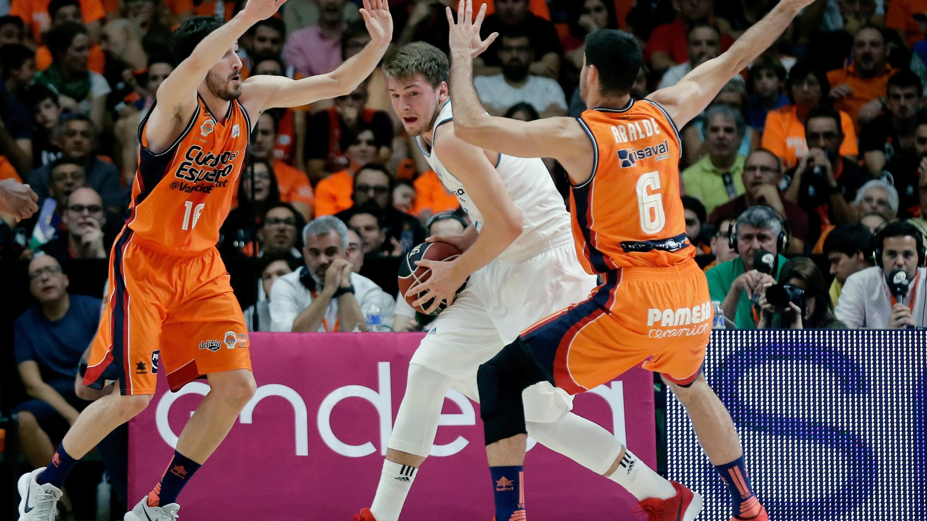 Doncic trata de salir del marcaje del Valencia Basket