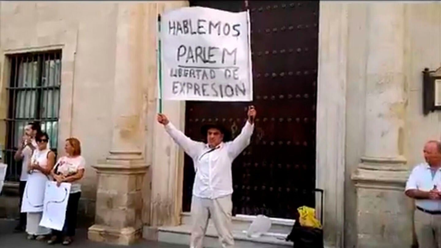Protesta en Sanl&uacute;car para apoyar a su vecino y defender la libertad de expresi&oacute;n