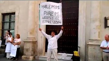 Protesta en Sanlúcar para apoyar a su vecino y defender la libertad de expresión