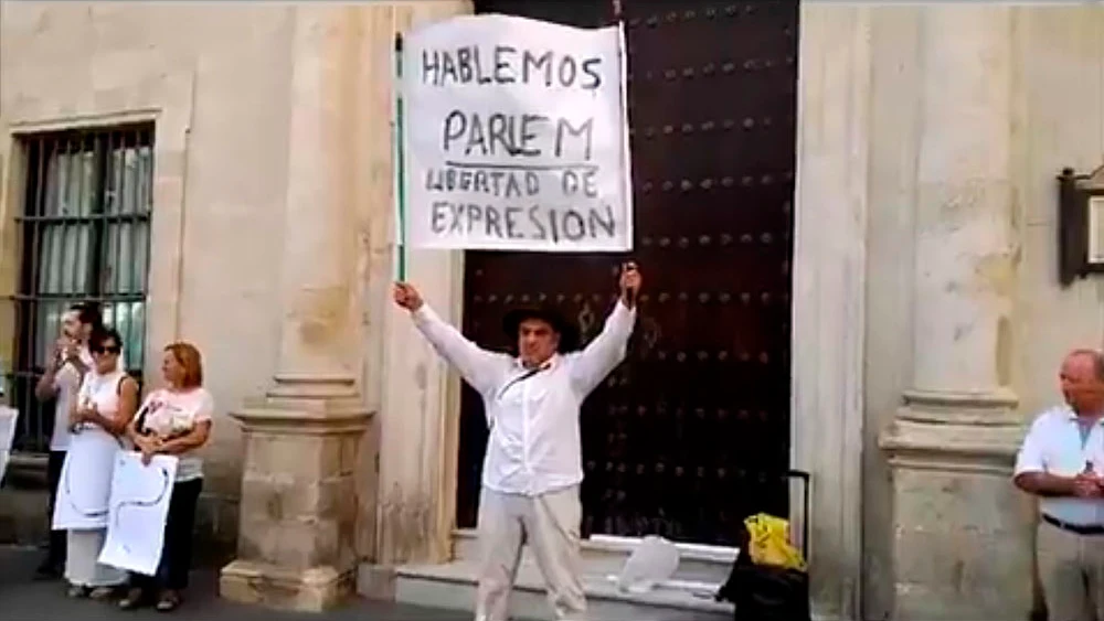 Protesta en Sanlúcar para apoyar a su vecino y defender la libertad de expresión