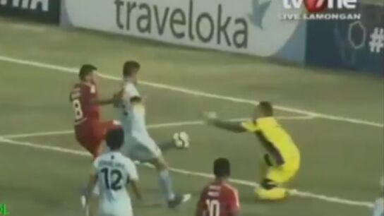 El portero de la Liga de Indonesia que muri&oacute; tras el brutal golpe