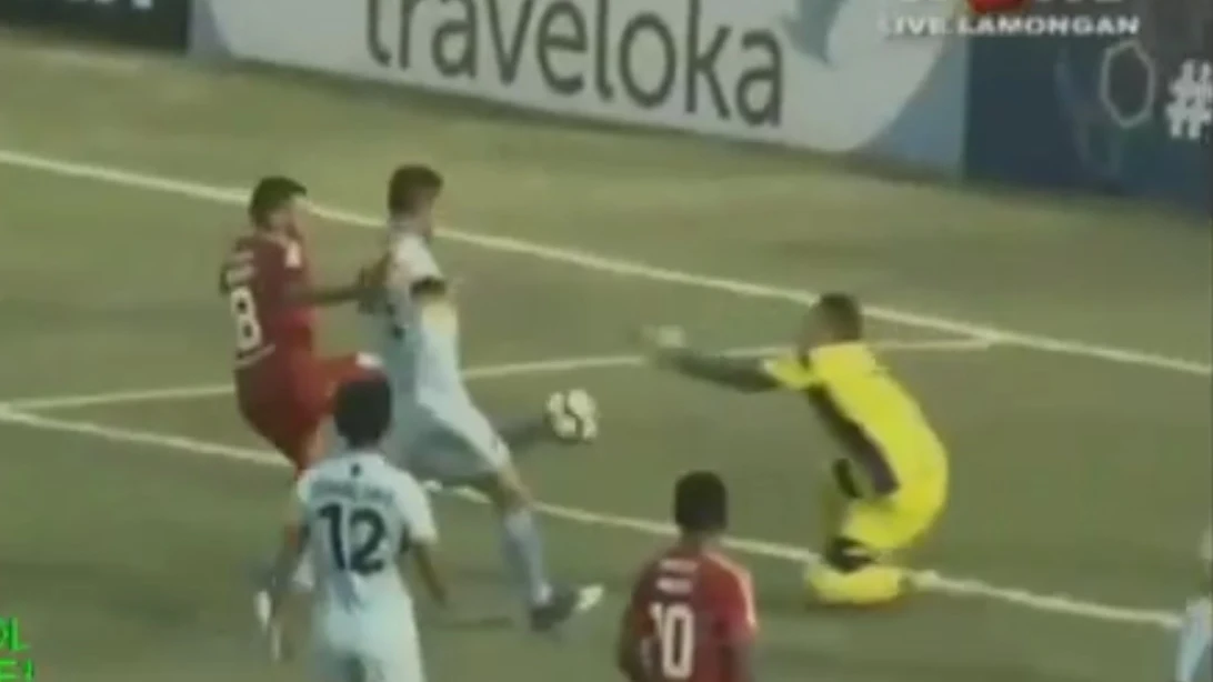 El portero de la Liga de Indonesia que murió tras el brutal golpe El portero de la Liga de Indonesia que murió tras el brutal golpe