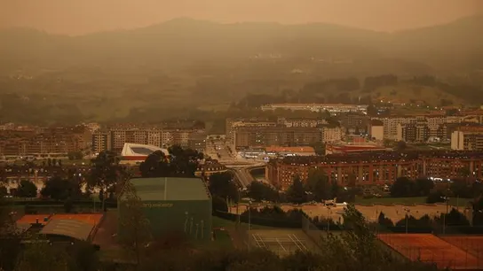 El viento sur ha cubierto de humo buena parte de Asturias El viento sur ha cubierto de humo buena parte de Asturias