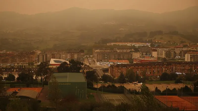 El viento sur ha cubierto de humo buena parte de Asturias El viento sur ha cubierto de humo buena parte de Asturias