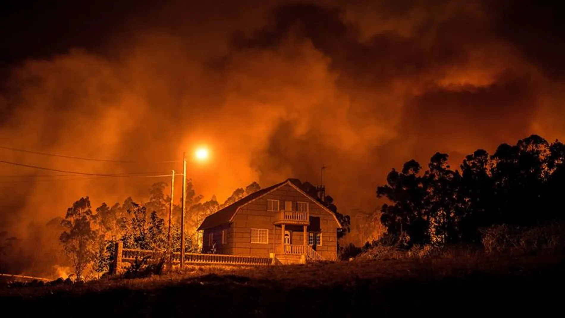El fuego avanza hacia una de las casas de Nigrán