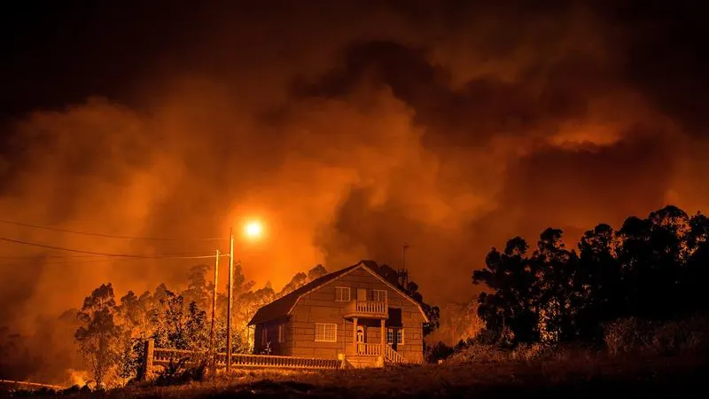 El fuego avanza hacia una de las casas de Nigrán