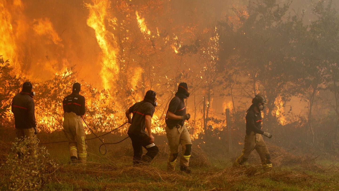  Operarios de los servicios de extinci&oacute;n de incendios trabaja en la zona de Zamanes, Vigo