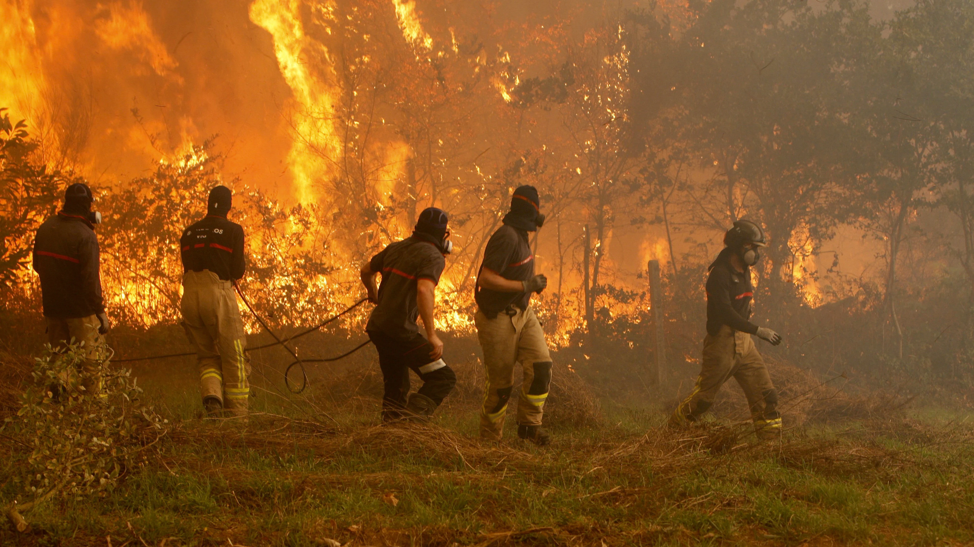  Operarios de los servicios de extinción de incendios trabaja en la zona de Zamanes, Vigo