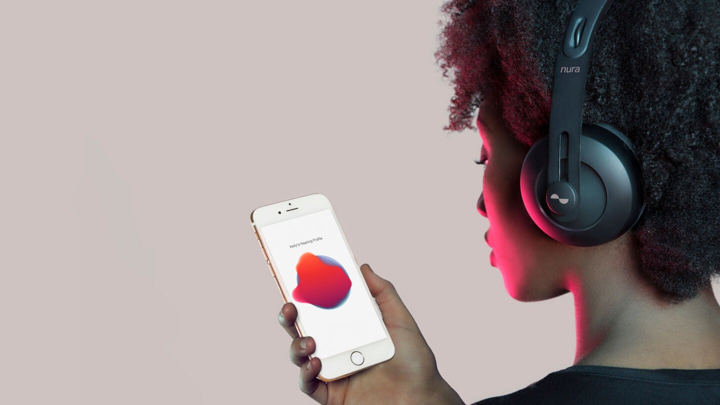 Un iPhone con auriculares