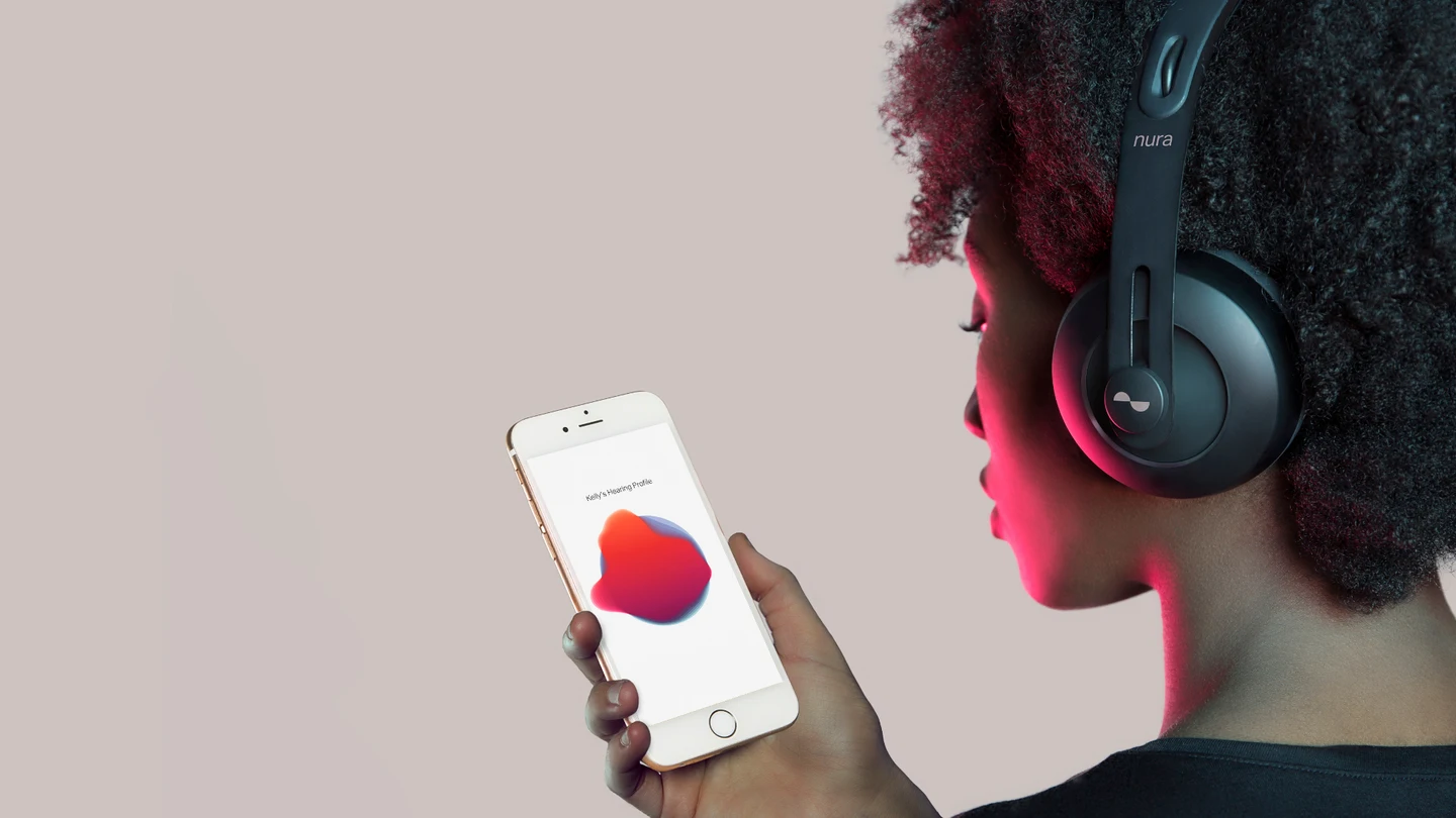 Un iPhone con auriculares Un iPhone con auriculares