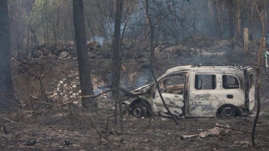 El coche donde fallecieron dos mujeres, v&iacute;ctimas del fuego, en la zona de Chandebrito en Nigr&aacute;n